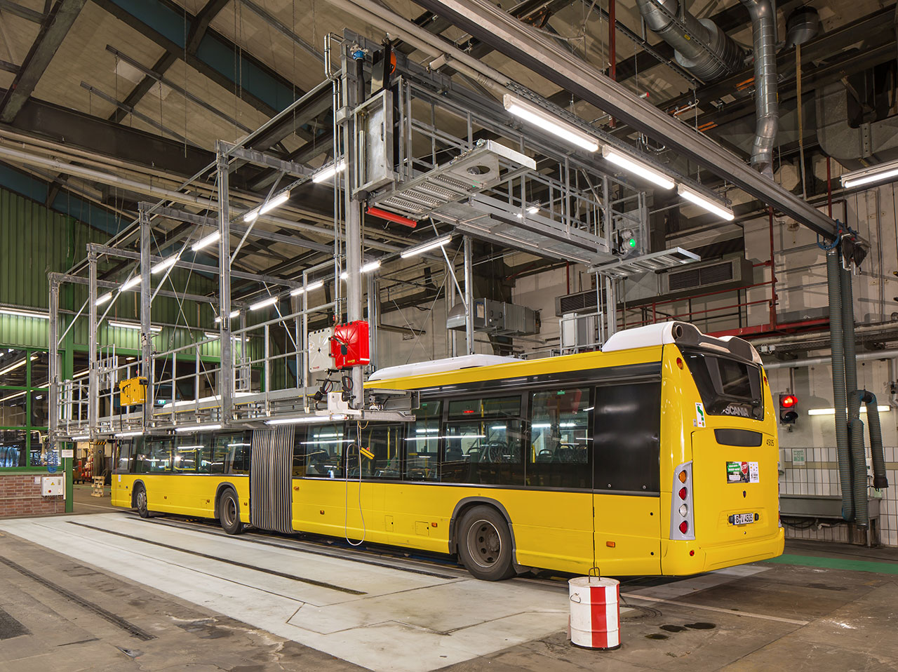 Frontansicht Baudiensttraktor nach Gerölllawine Frontansicht Baudiensttraktor nach Gerölllawine