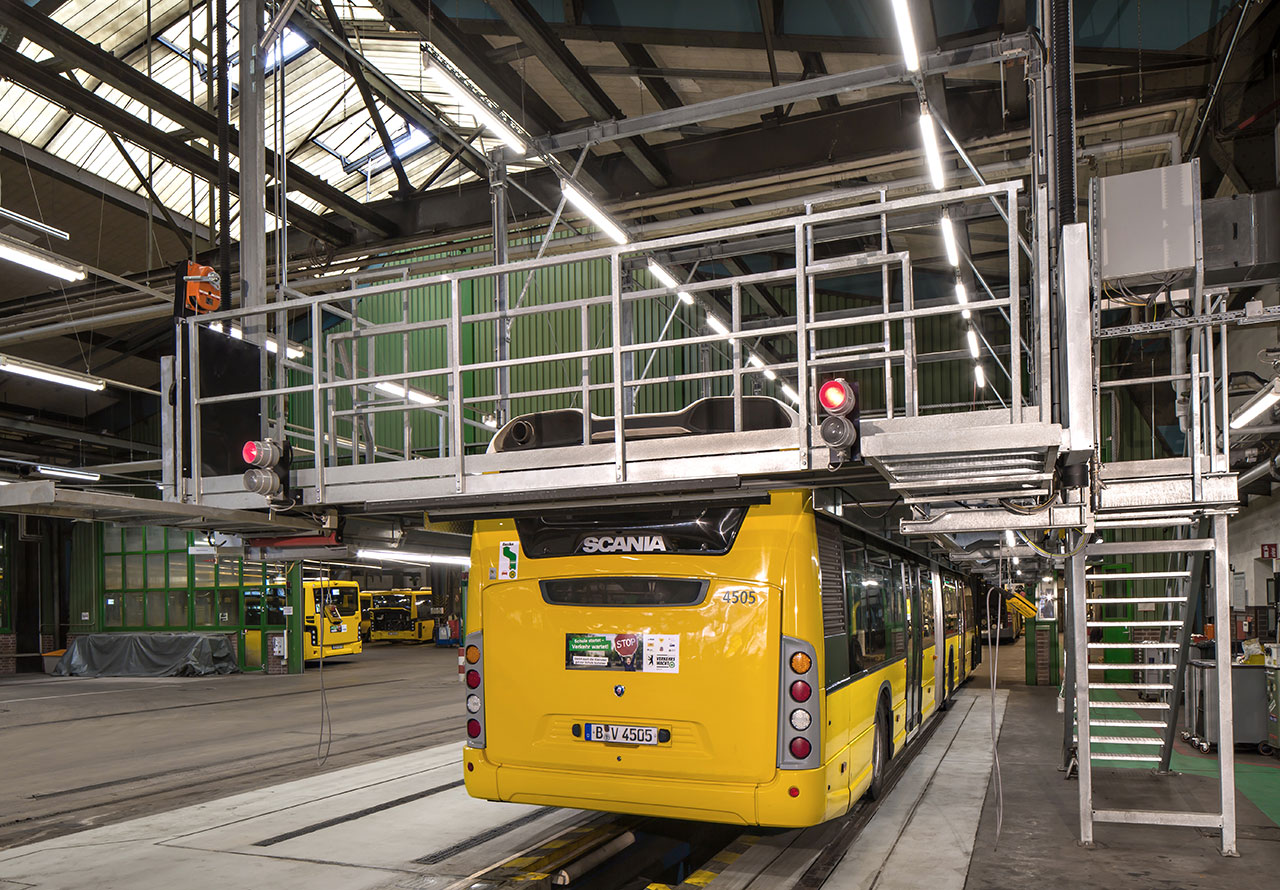Frontansicht Baudiensttraktor nach Gerölllawine Frontansicht Baudiensttraktor nach Gerölllawine